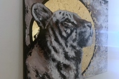 tiikeri-maalaus-veitsella-tehty-ja-kultalehtia-takana